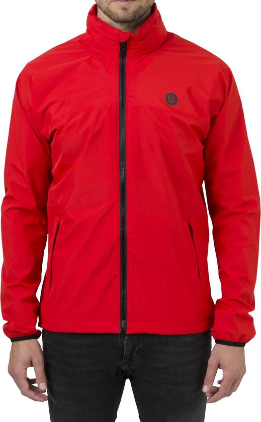 Man in een rode AGU regenjas met zwarte rits en logo op de borst.