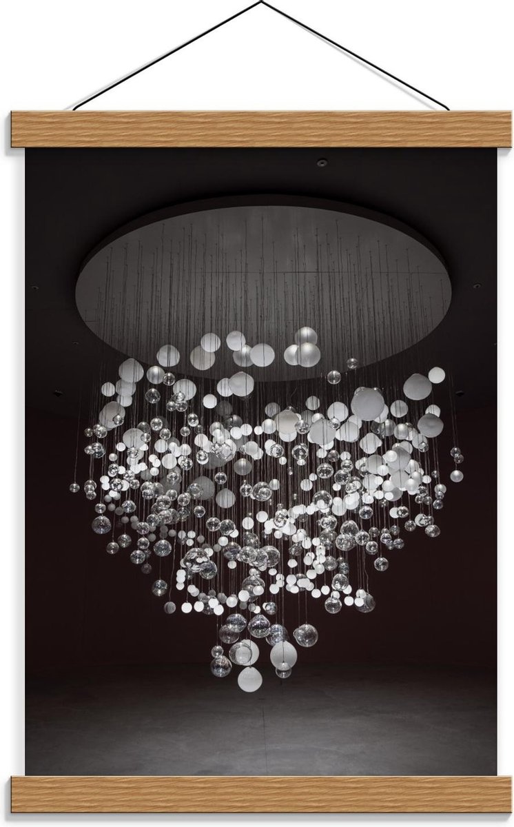 Schoolplaat – Mega Kroonluchter (zwart/wit) - 30x40cm Foto op Textielposter (Wanddecoratie