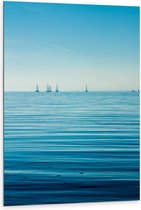Dibond - Blauwe Zee met Bootjes in de Verte - 80x120cm Foto op Aluminium (Wanddecoratie van metaal)