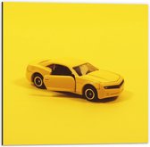 Dibond - Gele Auto op Gele Achtergrond - 50x50cm Foto op Aluminium (Met Ophangsysteem)
