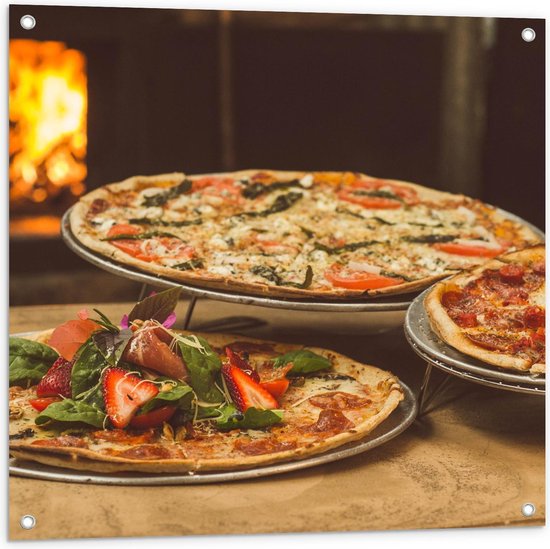 Tuinposter – Drie Pizza's met Openhaard - 80x80cm Foto op Tuinposter  (wanddecoratie voor buiten en binnen)