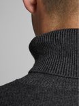 Detail van de geribbelde coltrui van een donkergrijs gebreid kledingstuk.