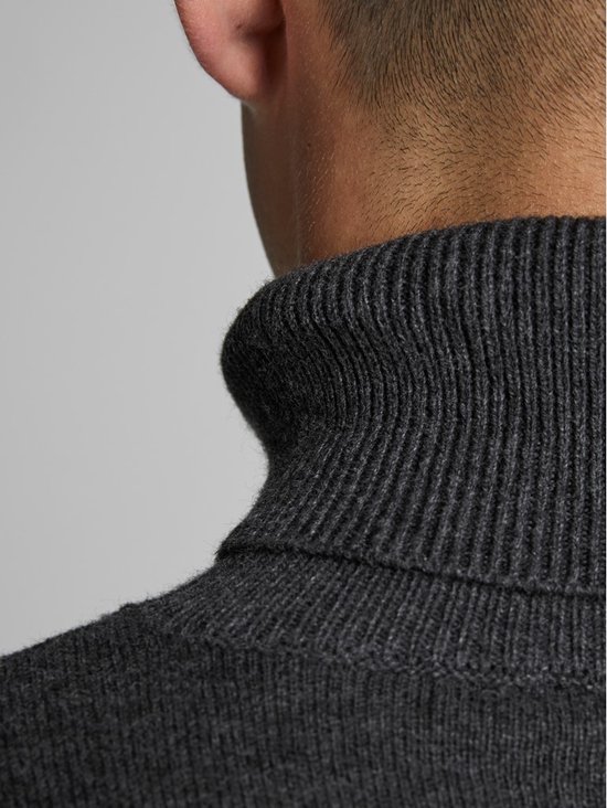 Detail van de geribbelde coltrui van een donkergrijs gebreid kledingstuk.