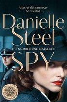 Boekomslag van 'Spy' van Danielle Steel, met een vrouw in een hoed en een man in uniform op de achtergrond. Tekst: A secret that can never be revealed... Danielle Steel. The Number One Bestseller. SPY. The World's 650 Million Copies Sold. Favourite Author.