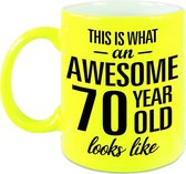 Awesome 70 year cadeau mok / beker neon geel 330 ml