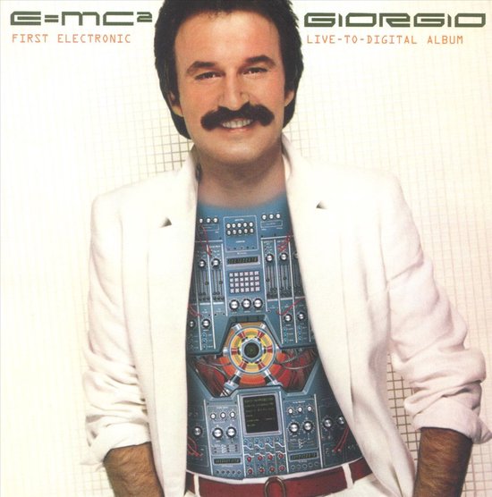 Giorgio Moroder in een wit jasje, met een futuristische machine op zijn borst. E=MC2 FIRST ELECTRONIC LIVE-TO-DIGITAL ALBUM.