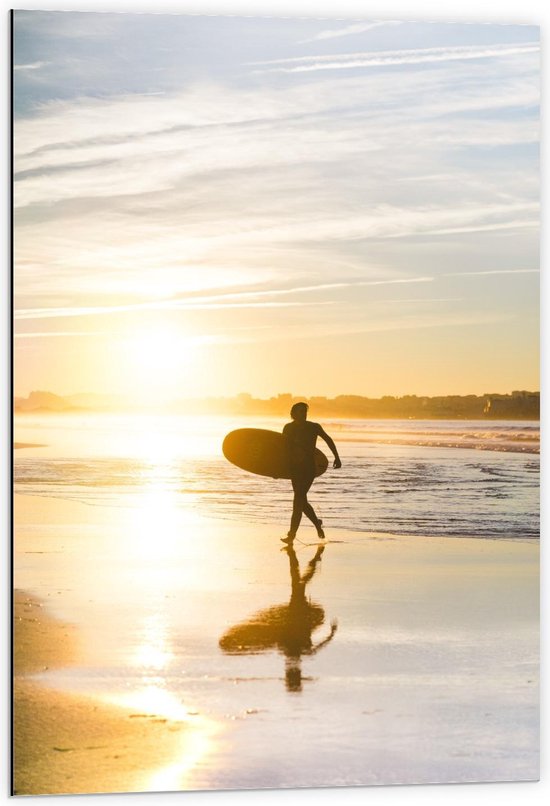 Dibond - Rennende Surfer op Strand - 60x90cm Foto op Aluminium (Met Ophangsysteem)