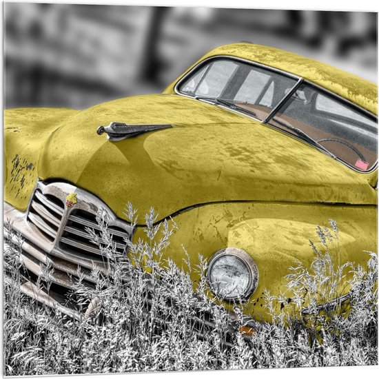 Acrylglas - Gele Retro Auto in het Gras - 100x100cm Foto op Acrylglas (Met Ophangsysteem)