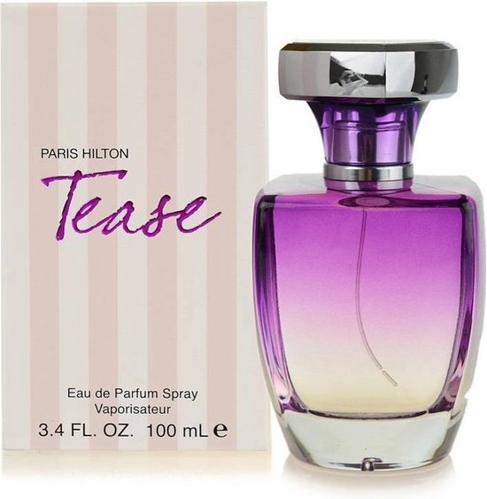 Doos met roze strepen naast een glazen parfumfles, gevuld met paarse vloeistof.