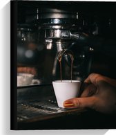 Canvas  - Espresso Kopje onder Koffiezetapparaat - 30x40cm Foto op Canvas Schilderij (Wanddecoratie op Canvas)
