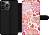Bookcase Geschikt voor iPhone 13 Pro Max telefoonhoesje - Een illustratie met roze en rode hartjes - Met vakjes - Wallet case met magneetsluiting