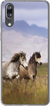 Geschikt voor Huawei P20 hoesje - Paarden - Gras - Bergen - Siliconen Telefoonhoesje