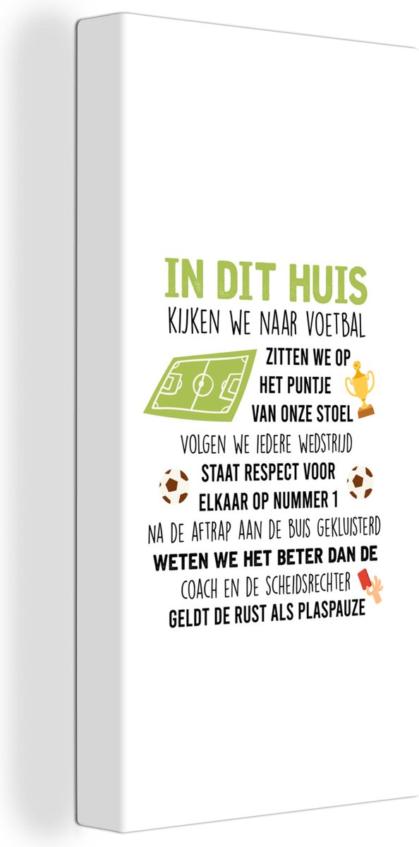 Canvas Schilderij In dit huis kijken we naar voetbal - Spreuken - Quotes - Voetbal - 40x80 cm - Wanddecoratie - Vaderdag cadeau - Geschenk - Cadeautje voor hem - Tip - Mannen