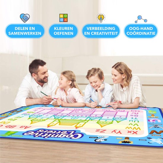Gezin met twee kinderen tekent op een grote watermat met alfabet en dieren.