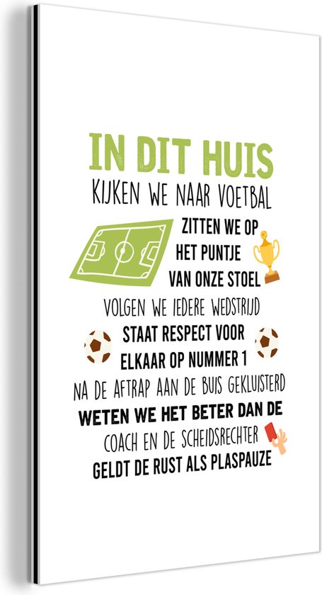 Décoration murale Métal - Peinture Aluminium Industriel - Citations - Dans cette maison on regarde le football - Dictons - Voetbal - 100x150 cm - Dibond - Photo sur aluminium - Décoration murale industrielle - Pour le salon/chambre