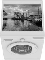 Wasmachine beschermer mat - Een dicht wolkendek hangt boven de haven van Hoorn - zwart wit - Breedte 55 cm x hoogte 45 cm