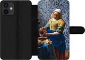Bookcase Geschikt voor iPhone 12 telefoonhoesje - Melkmeisje - Delfts Blauw - Vermeer - Schilderij - Oude meesters - Met vakjes - Wallet case met magneetsluiting