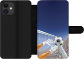 Bookcase Geschikt voor iPhone 12 Pro telefoonhoesje - Een illustratie van een keeper die de voetbal tegenhoudt - Jongetje - Meisjes - Kind - Met vakjes - Wallet case met magneetsluiting