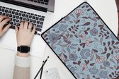 Laptophoes 17 inch - Patroon - Bloem - Grijs - Blauw - Laptop sleeve - Binnenmaat 42,5x30 cm - Zwarte achterkant