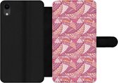 Bookcase Geschikt voor iPhone XR telefoonhoesje - Meiden - Veren - Roze - Patronen - Girl - Kids - Kinderen - Met vakjes - Wallet case met magneetsluiting