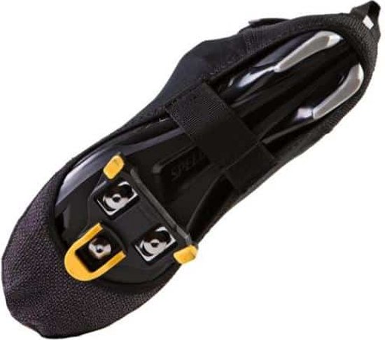 Zwarte Sealskinz overschoen met zichtbare fietspedalen en klittenbandsluiting.