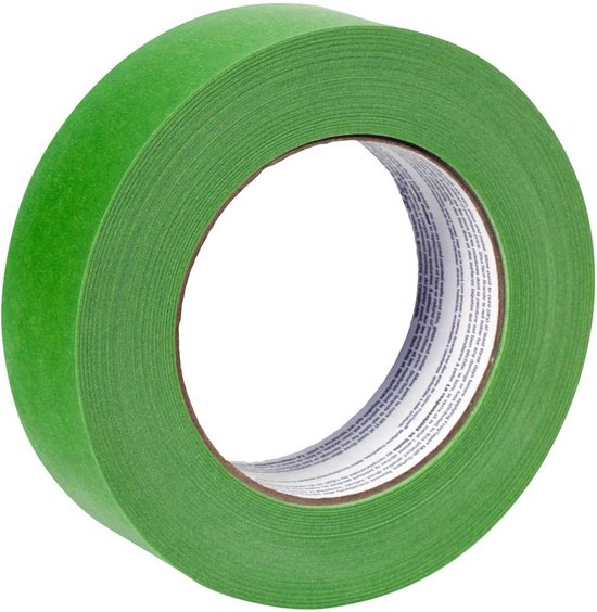 Een rol groene FrogTape schilderstape op een witte achtergrond.