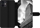 Bookcase Geschikt voor iPhone 12 Mini telefoonhoesje - Chrysler Gebouw in New York vanaf de onderkant gemaakt in zwart-wit - Met vakjes - Wallet case met magneetsluiting