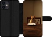 Bookcase Geschikt voor iPhone 12 Mini telefoonhoesje - Kat - Eettafel - Bord - Met vakjes - Wallet case met magneetsluiting
