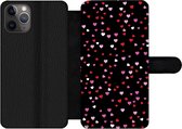 Bookcase Geschikt voor iPhone 11 Pro telefoonhoesje - Een illustratie met hartjes op een zwarte achtergrond - Met vakjes - Wallet case met magneetsluiting
