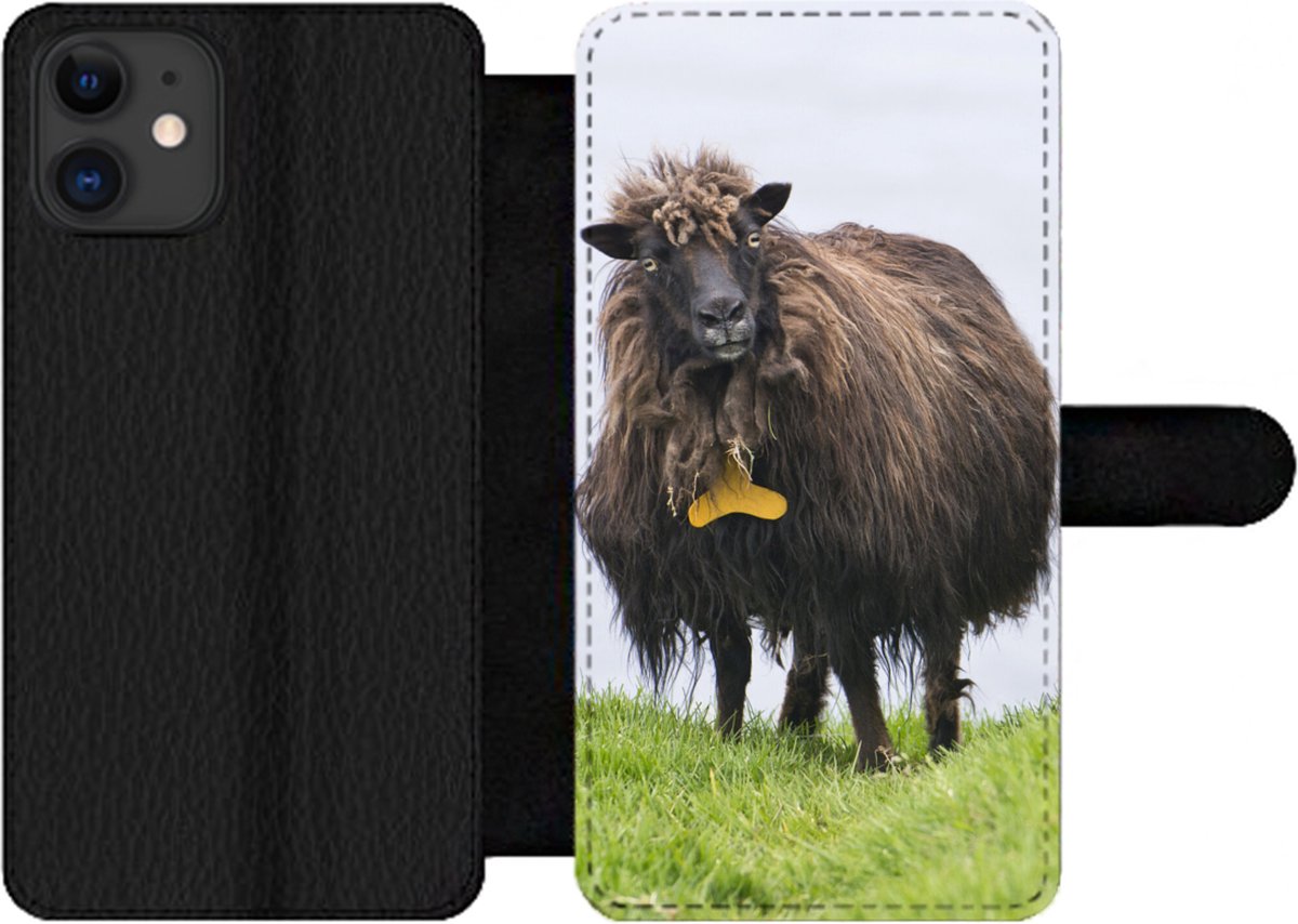 Telefoonhoesje Geschikt voor iPhone 11 telefoonhoesje - Schapen - Bruin - Zee - Met vakjes - Wallet case met magneetsluiting