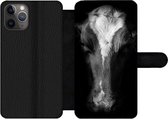 Bookcase Geschikt voor iPhone 11 Pro telefoonhoesje - Koe - Dieren - Zwart - Met vakjes - Wallet case met magneetsluiting