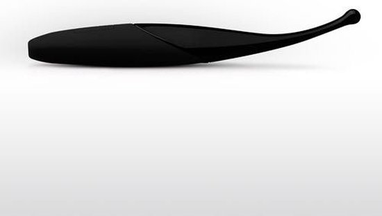 Gestroomlijnde zwarte vibrator met een gebogen punt.