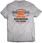 82 Jaar Legend - Feest kado T-Shirt Heren / Dames - Antraciet Grijs / Oranje - Perfect Verjaardag Cadeau Shirt - grappige Spreuken, Zinnen en Teksten. Maat S