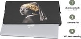 Laptophoes 15.6 inch - Meisje met de parel - Vermeer - Zwart - Wit - Goud - Laptop sleeve - Binnenmaat 39,5x29,5 cm - Zwarte achterkant