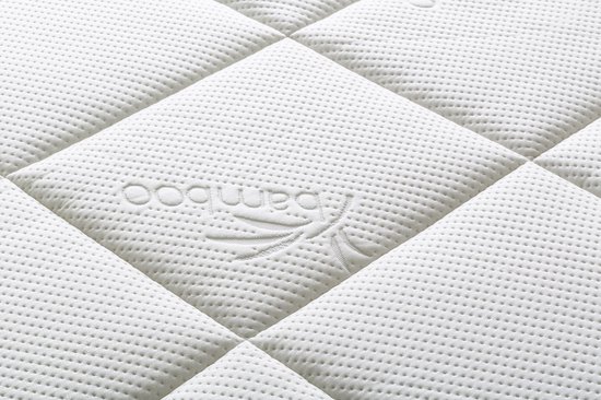 Detail van de witte stof van een topmatras met ruitvormige stiksels en het woord 'bamboo'.
