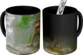 Magische Mok - Foto op Warmte Mok - Schreeuwende aap voor waterval - 350 ML - Uitdeelcadeautjes