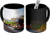 Magische Mok - Foto op Warmte Mok - Een stoomtrein in het midden van de weilanden - 350 ML - Uitdeelcadeautjes