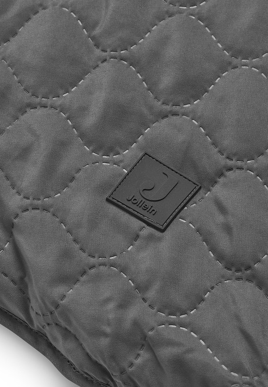 Detailopname van het grijze Jollein speelkleed met ruitvormige stiksels.