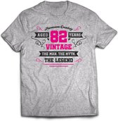 82 Jaar Legend - Feest kado T-Shirt Heren / Dames - Antraciet Grijs / Roze - Perfect Verjaardag Cadeau Shirt - grappige Spreuken, Zinnen en Teksten. Maat M