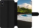 Bookcase Geschikt voor iPhone XS telefoonhoesje - Een zwart zandstrand van Hawaii - Met vakjes - Wallet case met magneetsluiting