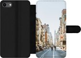 Bookcase Geschikt voor iPhone 7 telefoonhoesje - Drukke straat in New York - Met vakjes - Wallet case met magneetsluiting