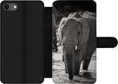 Bookcase Geschikt voor iPhone SE 2020 telefoonhoesje - Olifant - Dieren - Water - Zwart wit - Met vakjes - Wallet case met magneetsluiting