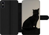 Bookcase Geschikt voor iPhone XS telefoonhoesje - Kat - Donker - Schutting - Met vakjes - Wallet case met magneetsluiting