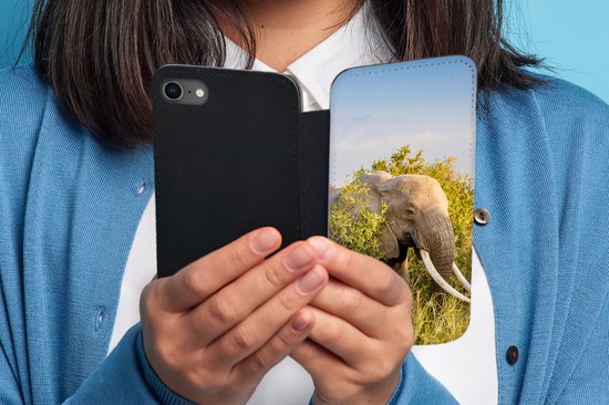 Étui pour iPhone 8 Bookcase - Éléphant se cache derrière un buisson - Avec compartiments - Étui portefeuille avec fermeture magnétique