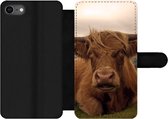 Bookcase Geschikt voor iPhone SE 2020 telefoonhoesje - Schotse Hooglander - Dieren - Berg - Met vakjes - Wallet case met magneetsluiting