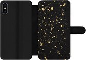 Bookcase Geschikt voor iPhone XS telefoonhoesje - Gouden vlokken op een zwarte achtergrond - Met vakjes - Wallet case met magneetsluiting