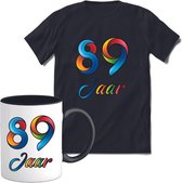 89 Jaar Vrolijke Verjaadag T-shirt met mok giftset Zwart | Verjaardag cadeau pakket set | Grappig feest shirt Heren – Dames – Unisex kleding | Koffie en thee mok | Maat 3XL