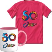 80 Jaar Vrolijke Verjaadag T-shirt met mok giftset Roze | Verjaardag cadeau pakket set | Grappig feest shirt Heren – Dames – Unisex kleding | Koffie en thee mok | Maat XXL