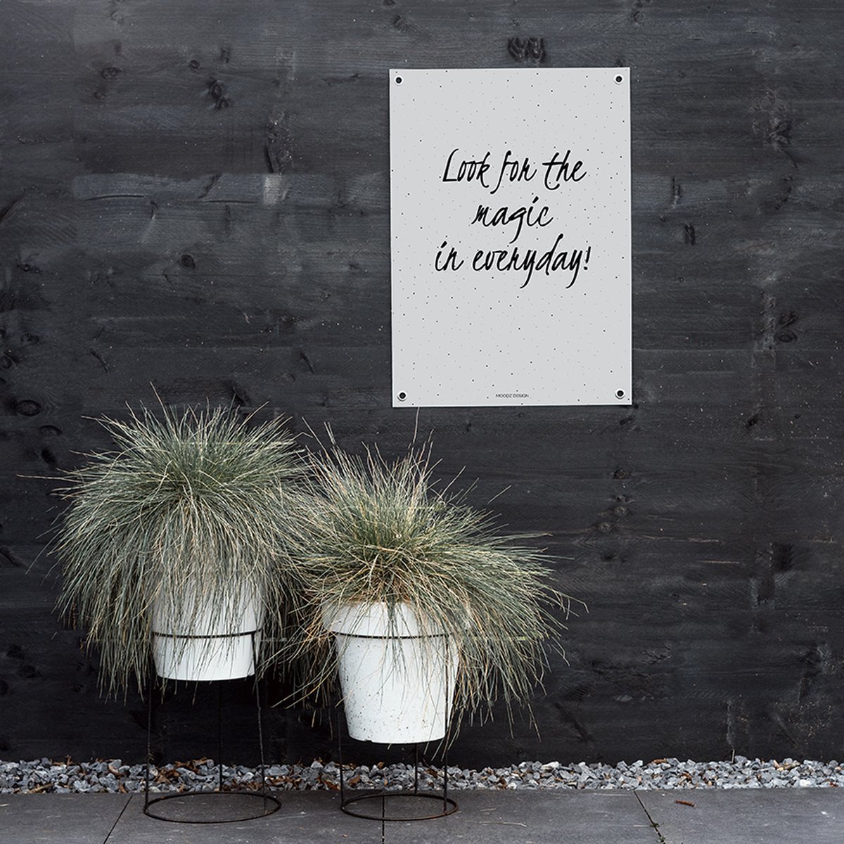 MOODZ design Tuinposter | Buitenposter | Look for the magic in every day | 50 x 70 cm | Grijs zwart