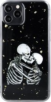 MM&A Romantische Skeletten 1 do met Glitter TPU Case Back Cover Bumper Hoesje geschikt voor Apple iPhone 13 - Telefoonhoesje met Bescherming - Beschermhoes - Back & Front Backcover